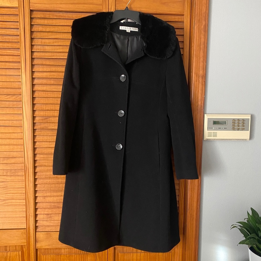 Mid-length coat with fake fur collar